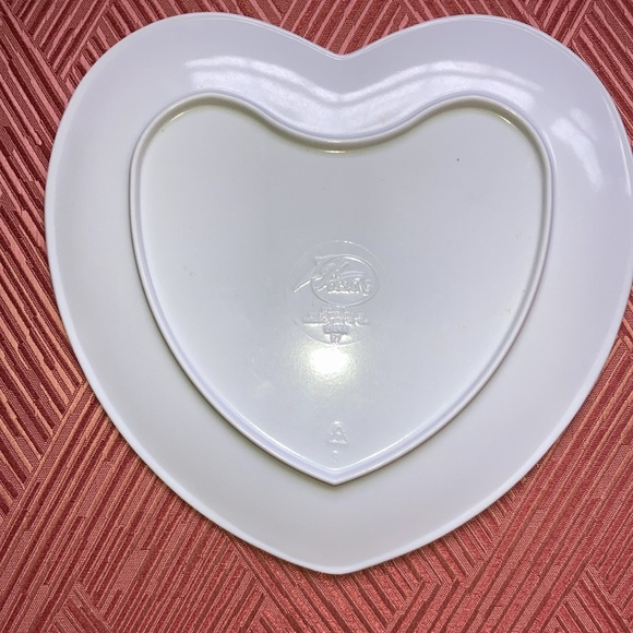 Barbie 1996 Heart Plate holding Dog - Picture 3 of 4